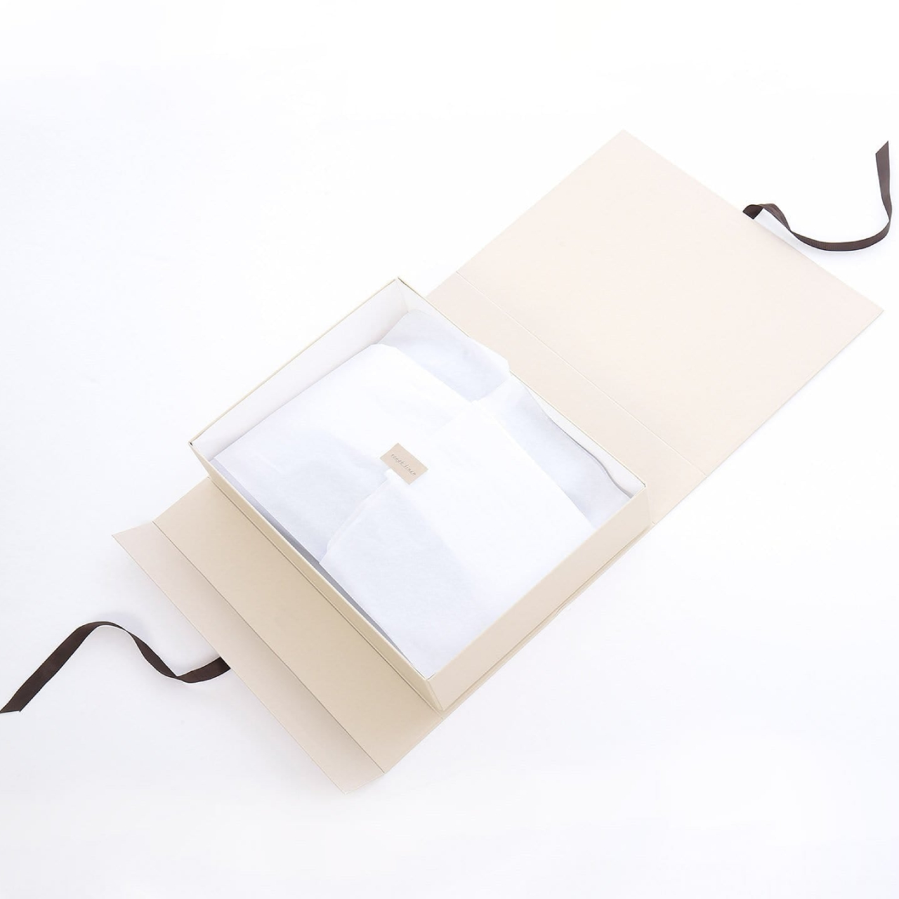 Boîte d'emballage de luxe en forme de livre pour robe avec ruban